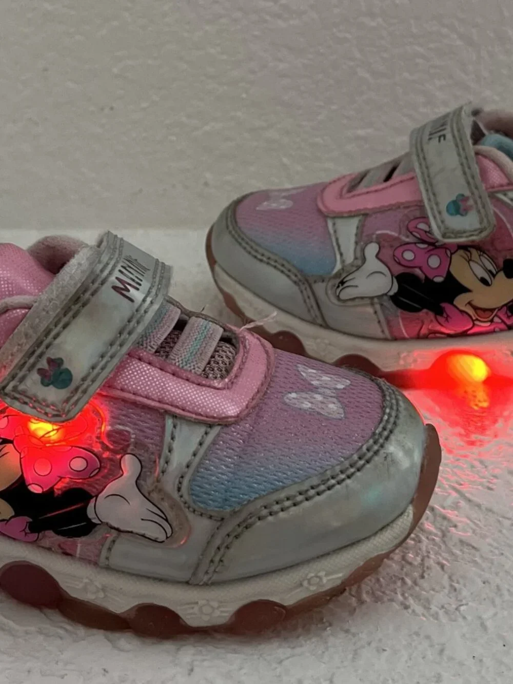LIGHT UP Disney Minnie Mouse Little Girl’s Size 7 Sneakers Shoes Kids - Picture 4 of 12